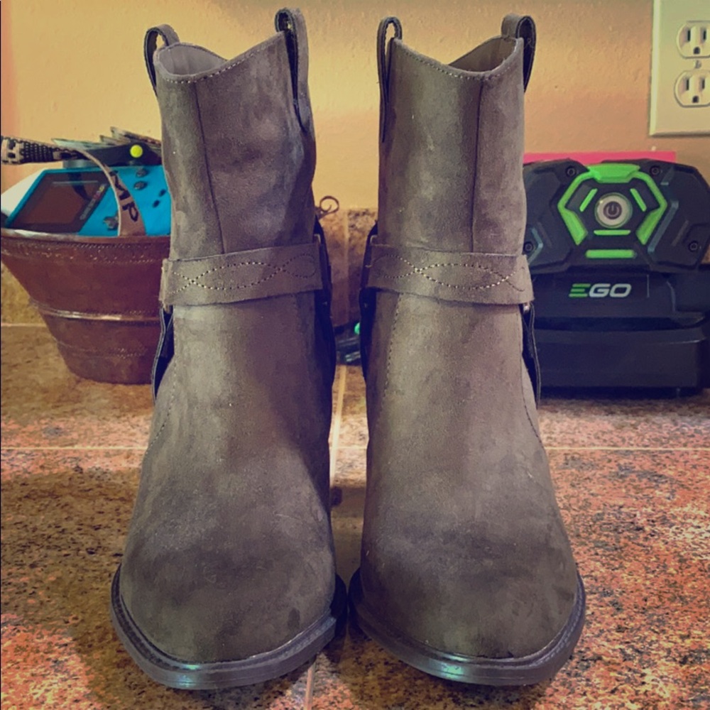 Western style heeled boot